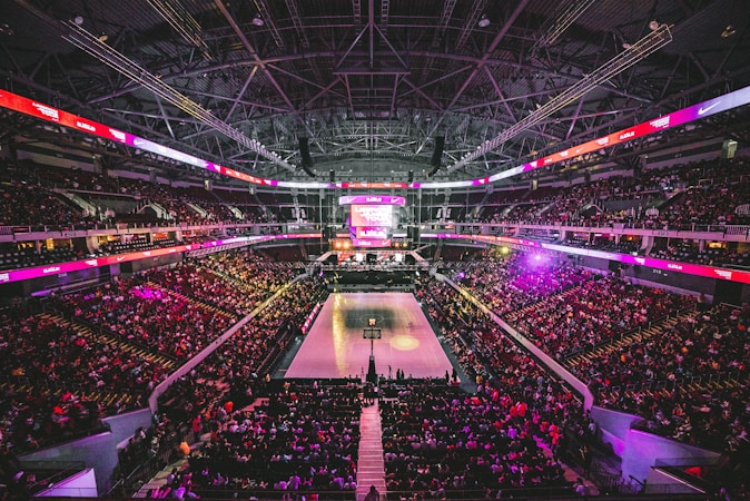 NBA篮球比赛十佳球回放，球员各种高难度上篮和扣篮瞬间，篮球在灯光下旋转的精彩定格